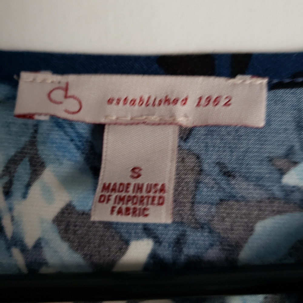V-Detailed Blouse - Picture 2 of 5